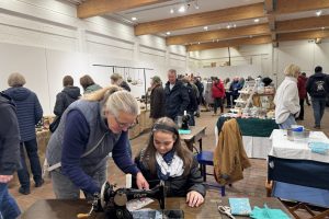 Bianca Schindler probiert das Nähen mit der historischen Nähmaschine