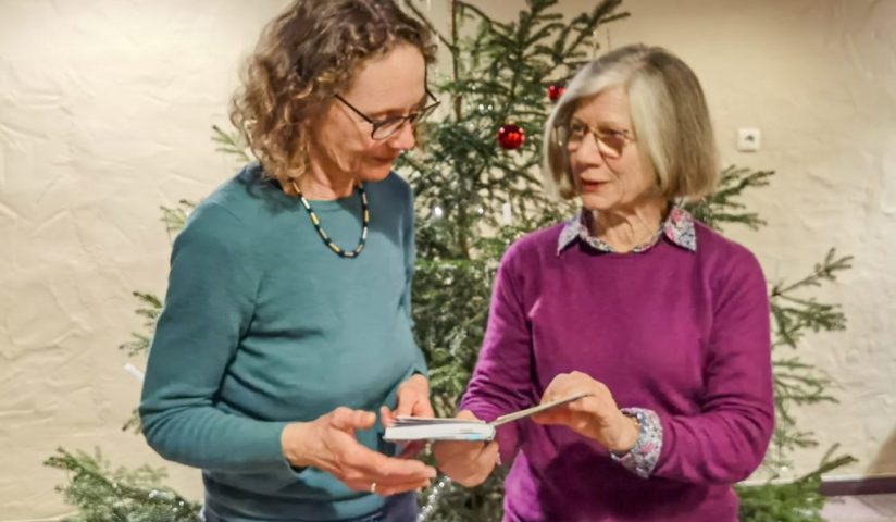 Fachsimpeln über Archivangelegenheiten: Kreisarchivarin Dr. Christine Böttcher (links) und Gisela Tomforde, die das Museumsarchiv betreut.