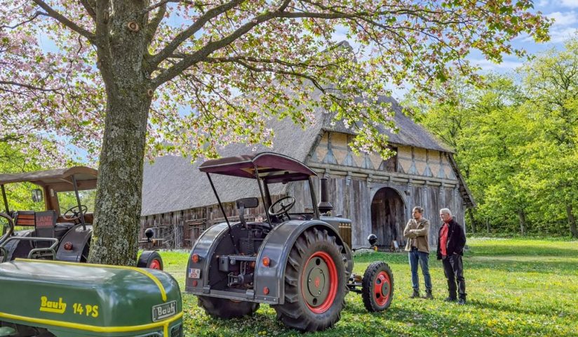 Bruemmerhof_Trecker_Fruehjahr_c_Museumsdorf_Hoesseringen