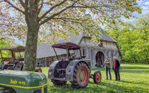 Bruemmerhof_Trecker_Fruehjahr_c_Museumsdorf_Hoesseringen