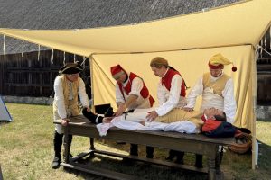 Der Verletzte wird im Feldlazarett behandelt