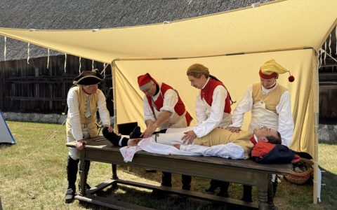 Der Verletzte wird im Feldlazarett behandelt