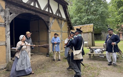 Die Hausfrau verteidigt ihren Hof