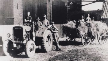 Einfahren-des-Getreides-mit-Deutz-Traktor-auf-einem-Hof-in-Bargdorf-1930er-Jahre