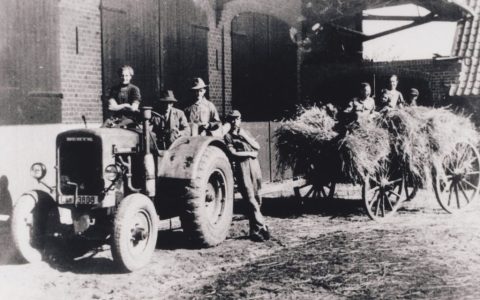 Einfahren des Getreides mit Deutz-Traktor auf einem Hof in Bargdorf, 1930er-Jahre