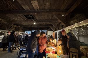 Enrica Kandler und Andreas Barth sind auf Familienausflug am Stand von Imke und Heinz-Dieter Burmester gelandet