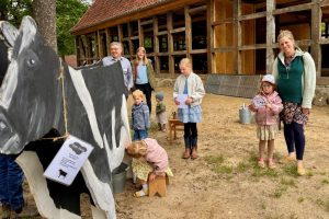 Familie Bogmaier an der Kuh, Jönna hat das Melkdiplom -c- Museumsdorf Hösseringen