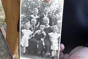 Familienfoto mit den Zwillingsschwestern