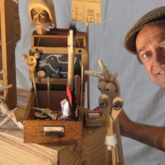 Mit Schauspieler und Puppenspieler Martin Leßmann (KASI aus „Hallo Spencer“) erforschen wir in diesem Workshop die Welt des Figuren- und Objekttheaters und lernen wie man hölzerne und andere Dinge zum Leben erweckt und ihnen eine Stimme gibt.