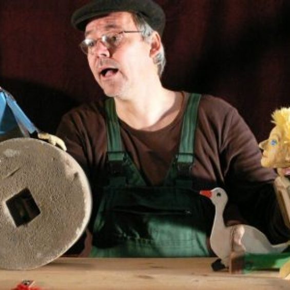 „Hans int Glück“: Ein Figurenspiel mit plattdeutscher Sprache vom Wicht-Theater nach dem Märchen der Brüder Grimm (für Kinder ab 5 Jahren und Erwachsene).