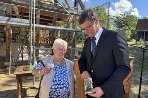 Gudrun Dräger übergibt Björn Thomann ein Familienfoto