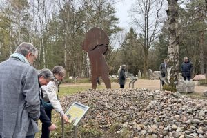Im Ausstellungsgelände - Neue Schilder, alter Riese -c-Museumsdorf-Hösseringen