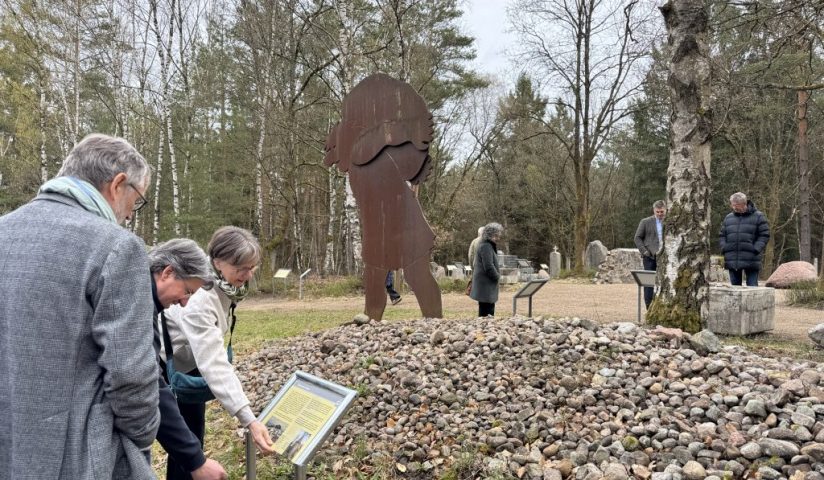 Im Ausstellungsgelände - Neue Schilder, alter Riese -c-Museumsdorf-Hösseringen