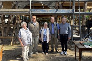 Ingrid, Ulrich, Gudrun, Hermann Dräger, Helmut Timm vor dem Haus