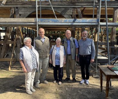 Ingrid, Ulrich, Gudrun, Hermann Dräger, Helmut Timm vor dem Haus