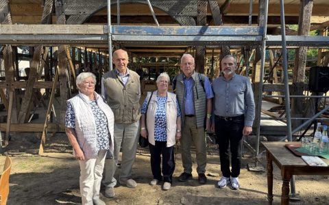 Ingrid, Ulrich, Gudrun, Hermann Dräger, Helmut Timm vor dem Haus