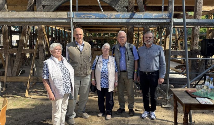 Ingrid, Ulrich, Gudrun, Hermann Dräger, Helmut Timm vor dem Haus