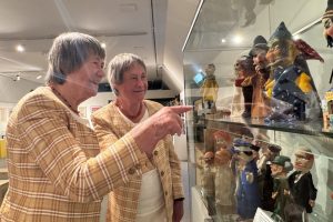 Irmgard und Christa Pastors - Leihgeberinnen von über 200 Puppen für die Ausstellung - c - Museumsdorf Hösseringen