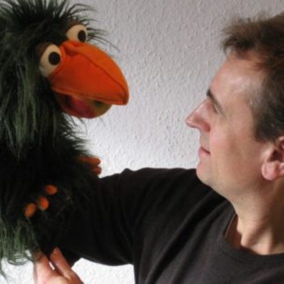 Der Handpuppenworkshop DRACHE, RENNSCHNECKE & CO. © richtet sich an Erwachsene und beschäftigt sich mit dem Puppenspiel zur alltagsintegrierten Sprachförderung.
