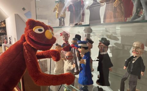 Kasi wirft einen Blick in die Ausstellung - c - Museumsdorf Hösseringen