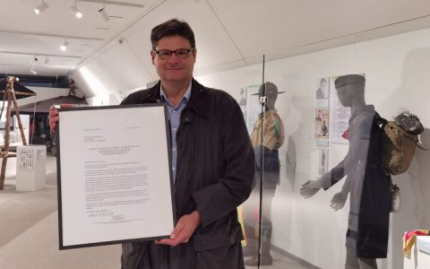 Philipp Ramünke mit dem Brief von Horst Köhler