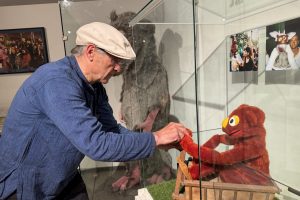 Martin Lessmann drapiert Kasi in seinem vorübergehenden Zuhause