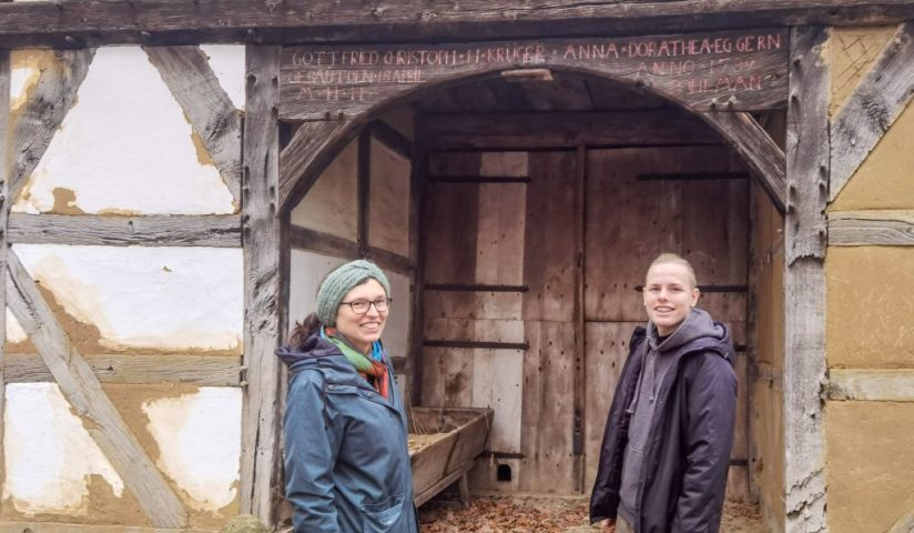 Museumspädagogin Franzsika Riedmiller zusammen mit Praktikant Philipp vor dem Kötnerhaus
