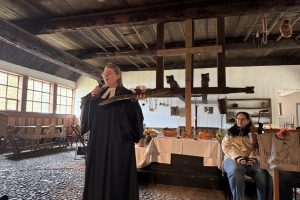 Pastorin Rika Hartmann mit einer alten Pflugschar Pastorin Rika Hartmann mit einer alten Pflugschar