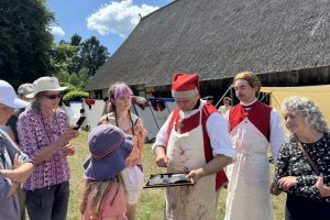 Przybyl und Lengenfeld zeigen chirurgische Instrumente