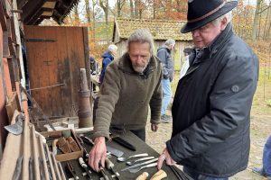 Stefan Kelting aus Hösseringen hat Schmiedearbeiten mitgebracht, die Jens Buß gut gefallen
