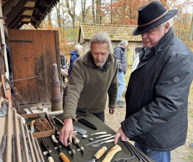 Stefan Kelting aus Hösseringen hat Schmiedearbeiten mitgebracht, die Jens Buß gut gefallen
