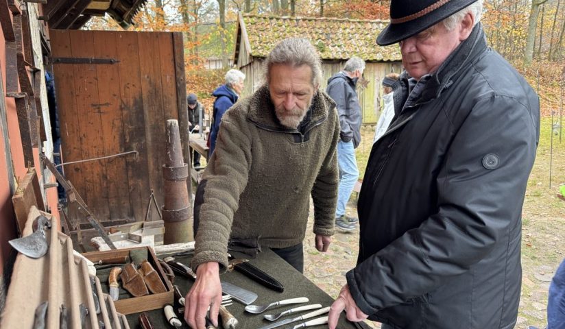 Stefan Kelting aus Hösseringen hat Schmiedearbeiten mitgebracht, die Jens Buß gut gefallen