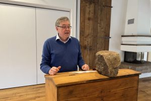 Ulrich Brohm mit Pflasterstein -c-Museumsdorf-Hösseringen