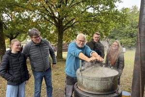 Uwe Dopichaj zeigt Familie Fauteck aus Kroetze, wie der Dämpfer funktioniert