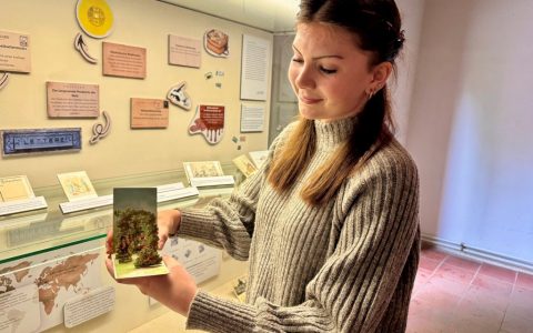 jahrespraktikantin-felia-einhorn-vor-der-von-ihr-gestalteten-ausstellungsvitrine-c-museumsdorf-hoesseringen