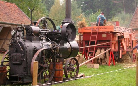 lokomobile_und_dreschwagen_im_einsatz-c-museumsdorf-hoesseringen