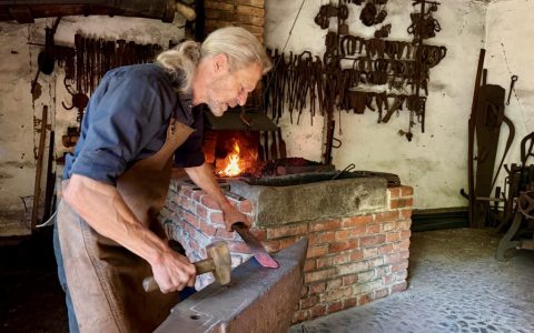 schmiedevorführung_mit_stefan_kelting_c_museumsdorf_hoesseringen