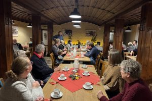 Ehrenamtler:innen und Mitarbeitende des Museumsdorfs beim fröhlichen Beisammensein während der Weihnachtsfeier