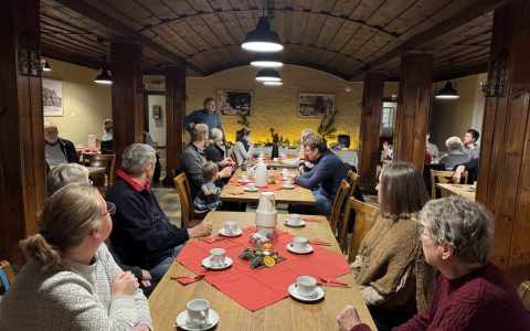 Ehrenamtler:innen und Mitarbeitende des Museumsdorfs beim fröhlichen Beisammensein während der Weihnachtsfeier