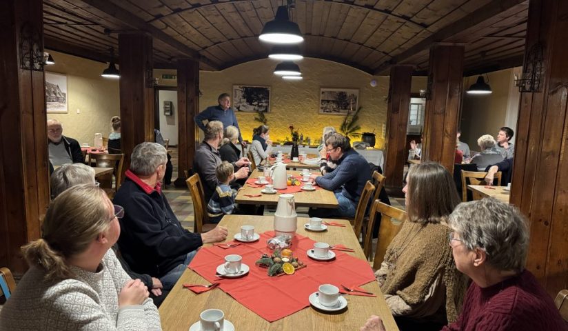 Ehrenamtler:innen und Mitarbeitende des Museumsdorfs beim fröhlichen Beisammensein während der Weihnachtsfeier